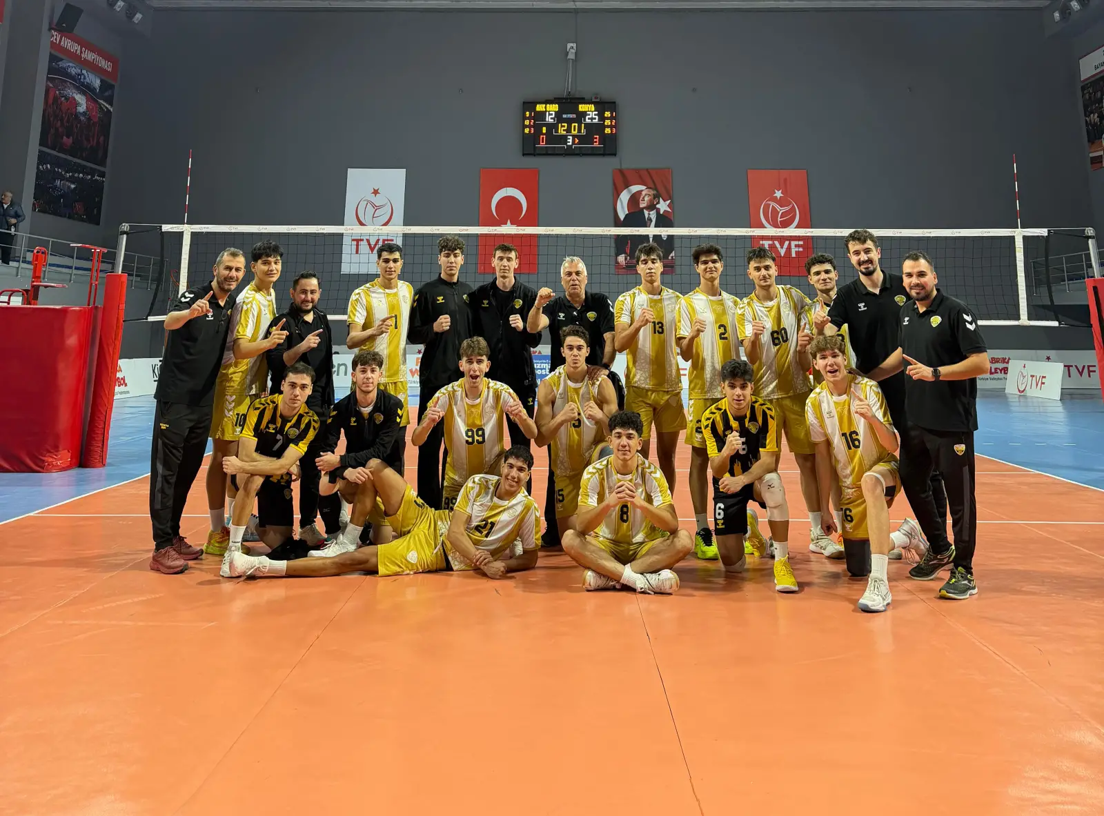 Konya Büyükşehir Belediyespor Voleybol ve Basketbol takımları galibiyet sevinci liderlik