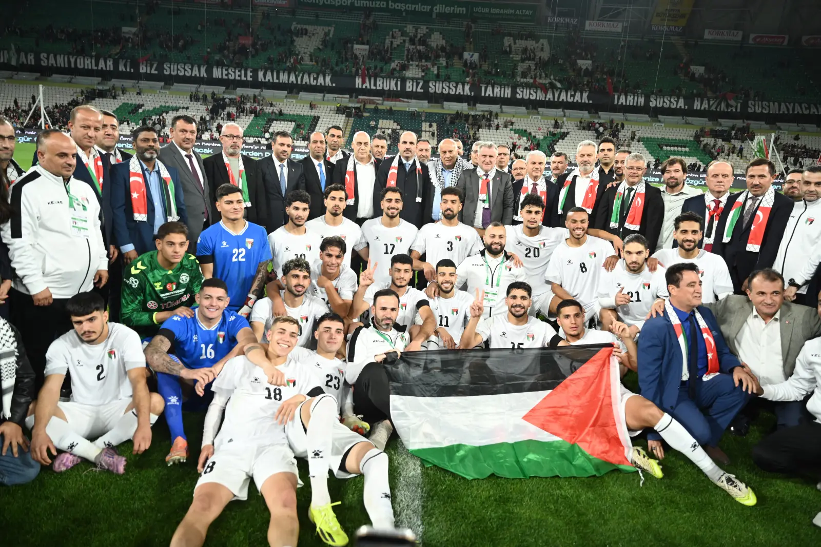 Konya Büyükşehir Stadyumu Konyaspor Filistin maçı tribün koreografisi ve bayraklar
