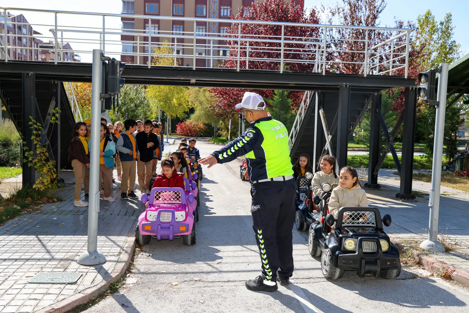 Selçuklu Trafik Eğitim Parkı akülü araçlar ve ilkokul öğrencileri trafik eğitimi