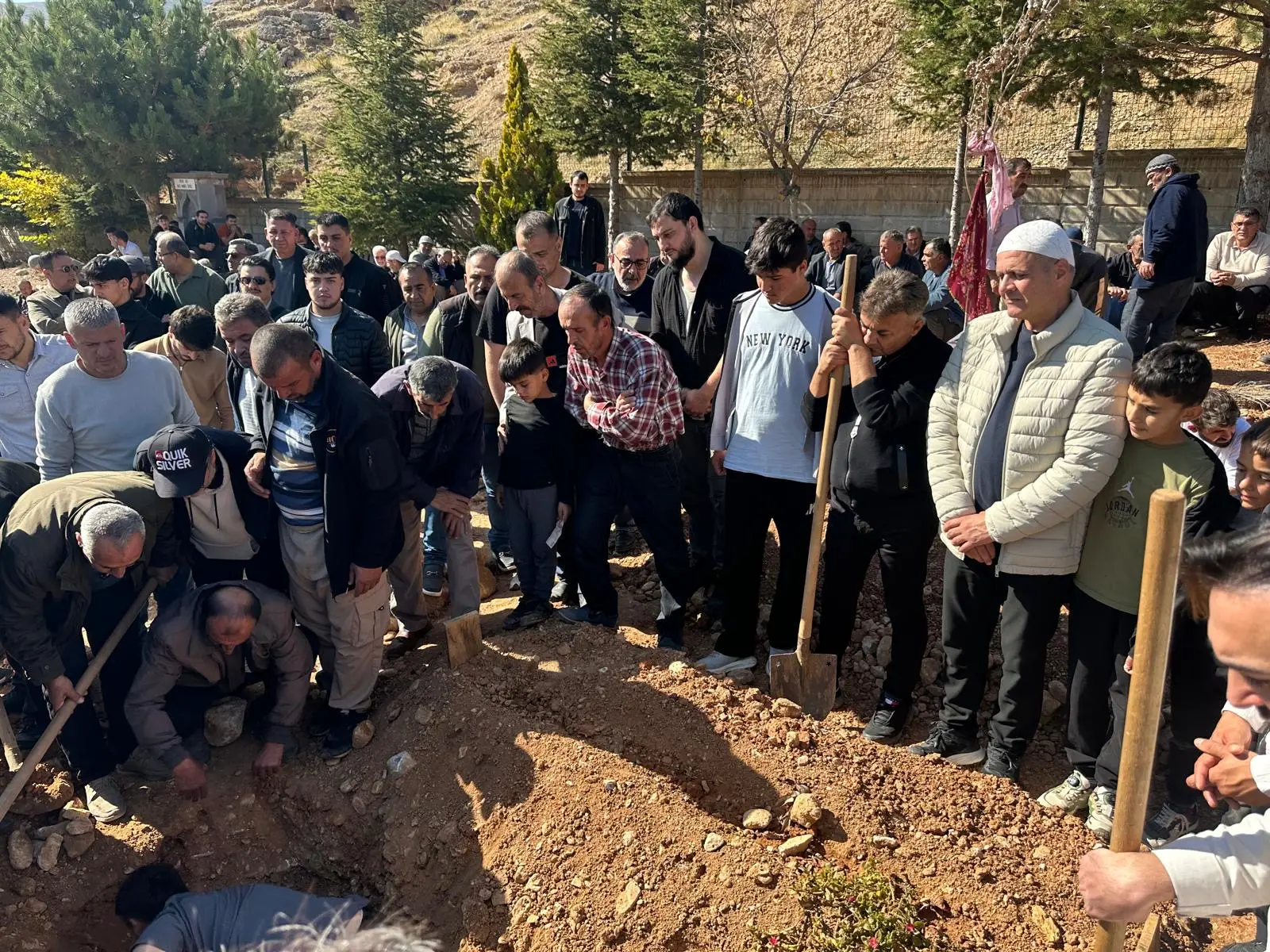 Yeni Medya Cemiyeti Yönetim Kurulu Üyesi Mustafa Gündoğar annesi Ayşe Gündoğar cenaze töreni Sızma Mahallesi