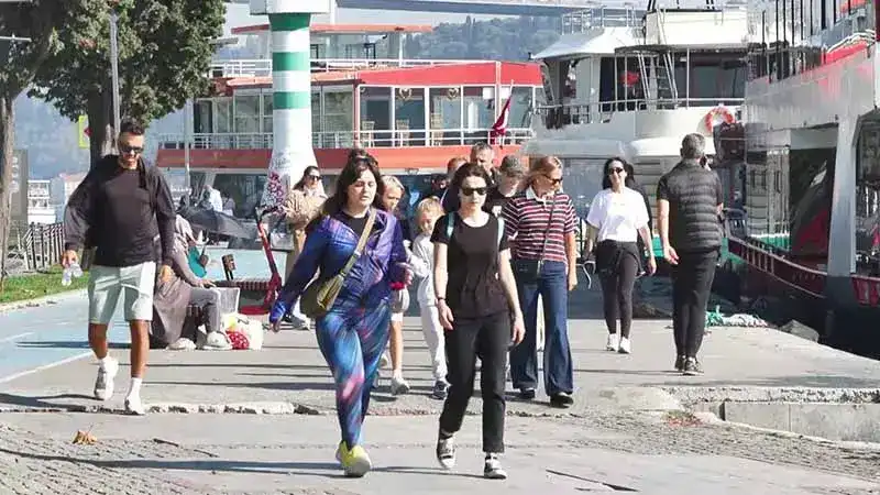 İstanbullular güneşli havanın keyfini çıkardı; kimi yüzdü kimi yürüyüş yaptı