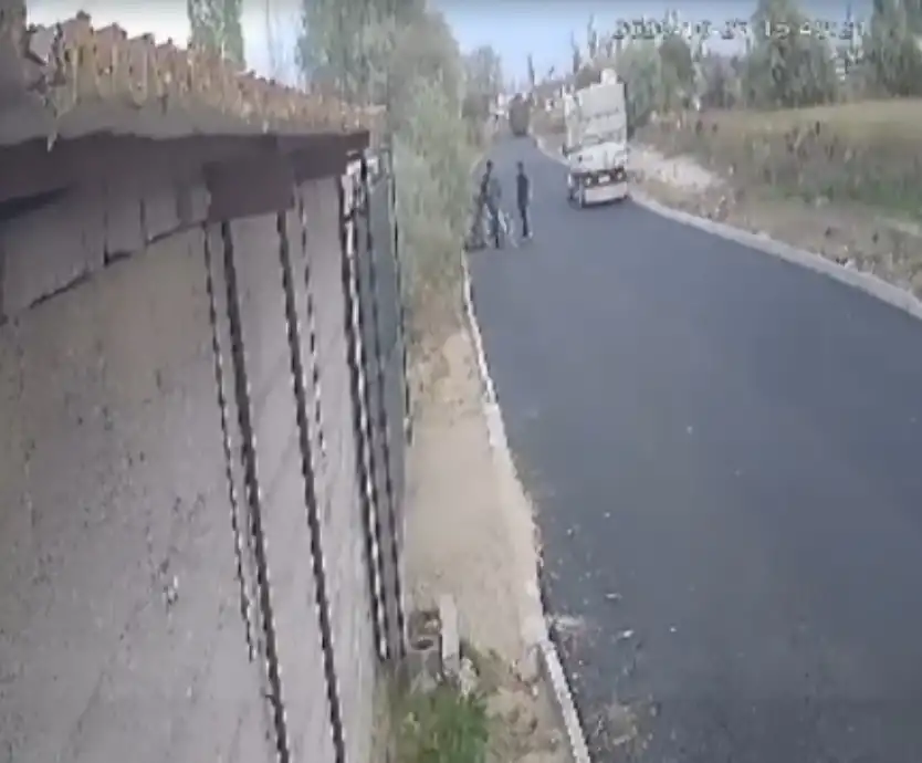 Devrilen motosikletin sürücüsü ağır yaralandı; kaza kamerada