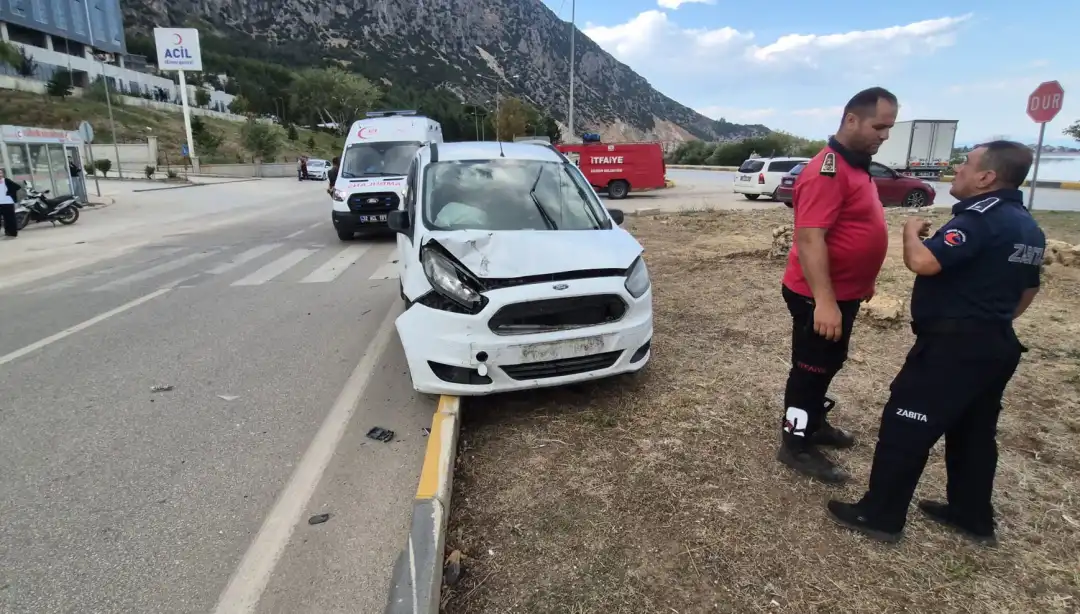 Eğirdir'de otomobil ile hafif ticari araç çarpıştı: 2 yaralı