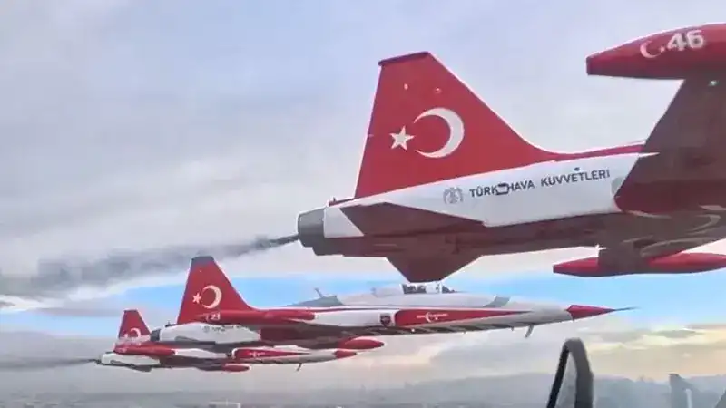 Türk Yıldızları'nın gözünden selamlama uçuşu