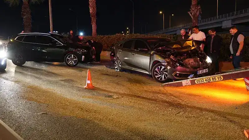 İzmir’de 7 otomobil, 1 motosikletin karıştığı zincirleme kaza: 4 yaralı