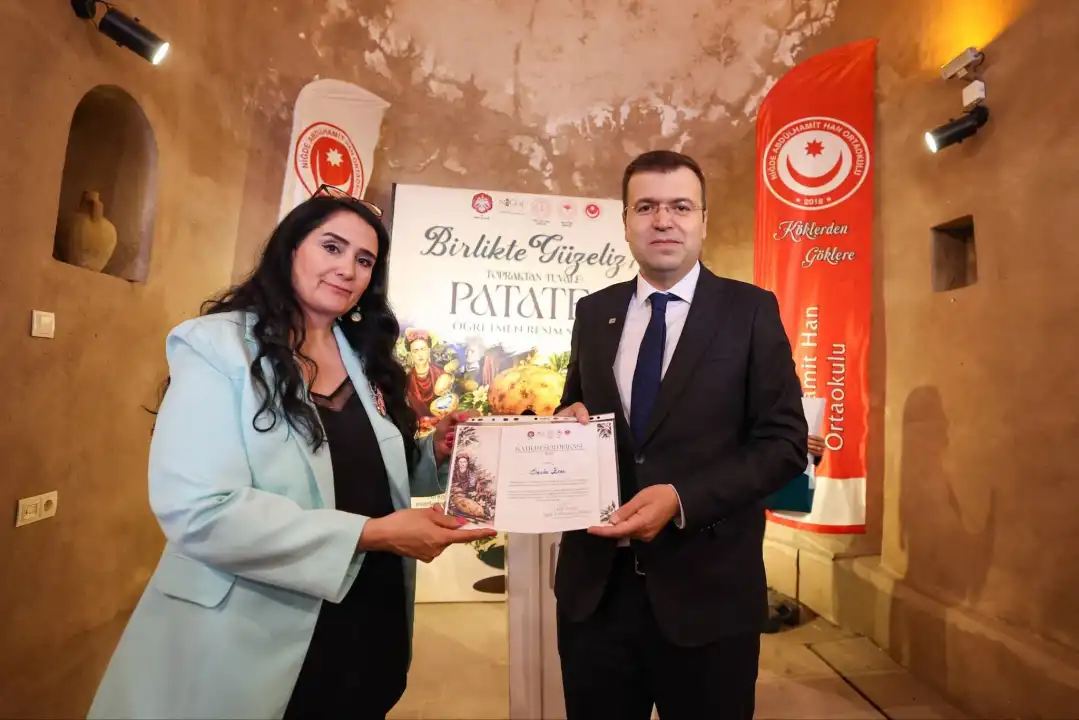 Niğde’de ‘Birlikte Güzeliz 7’ öğretmen resim sergisi açıldı
