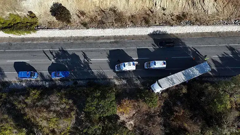 Kamyonet, karşı şeride geçen TIR'a çarpıp devrildi; 4 yaralı