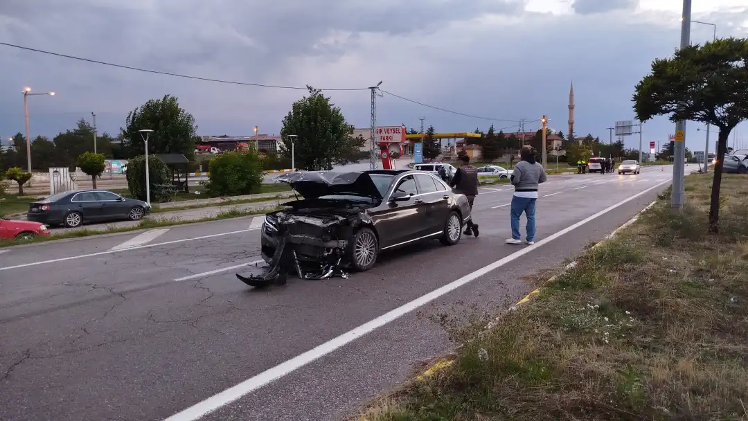 Sivas'ta iki otomobil kavşakta çarpıştı: 2 yaralı