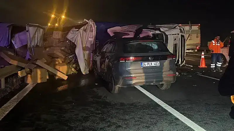 Otoyolda karşı şeride geçen TIR otomobile çarptı: 1 ölü, 2 yaralı