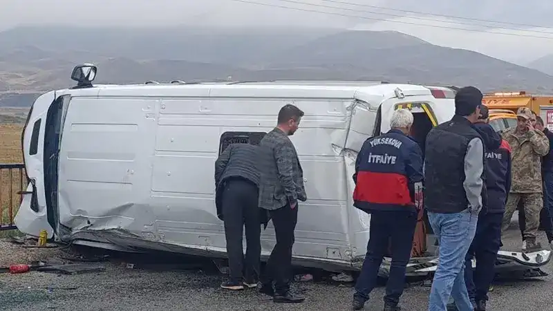 Öğrenci servisi devrildi; 12 yaralı