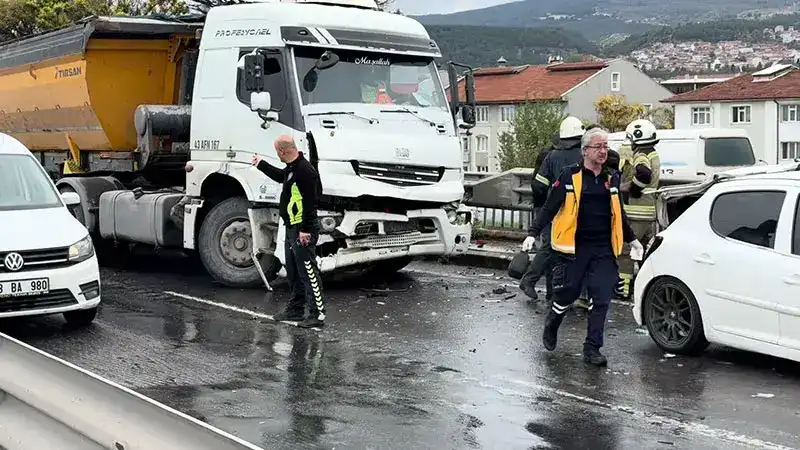 Kütahya’da 5 aracın karıştığı zincirleme kaza: 1 yaralı