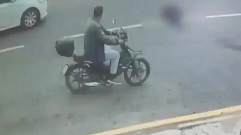 Otomobilin öğrenciye çarptığı kaza kamerada