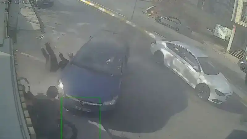Esenyurt'ta motosiklete ve yayaya çarpan otomobil kamerada: 2 ağır yaralı