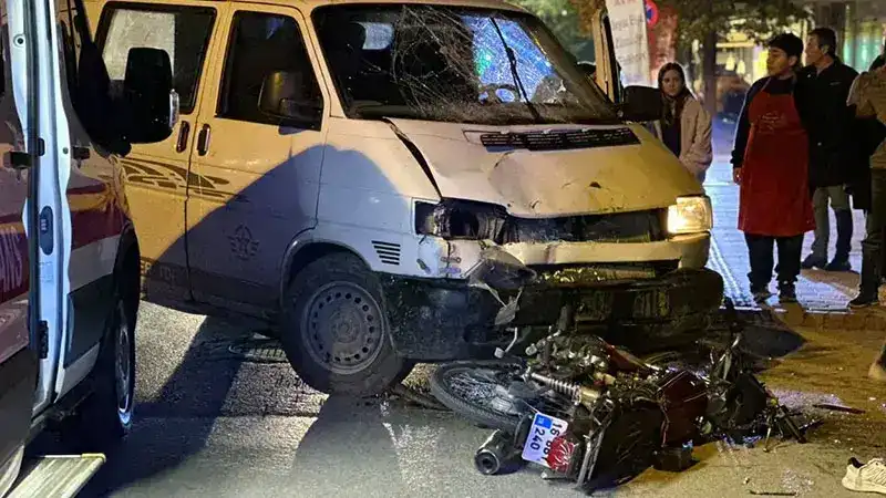 Minibüs ile motosiklet kafa kafaya çarpıştı: 1 yaralı
