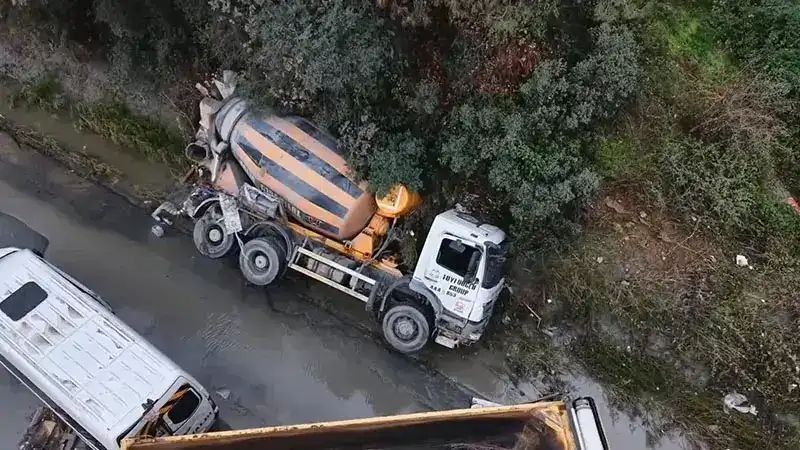 Ayazağa'da sel nedeniyle sürüklenen araçlar havadan görüntülendi