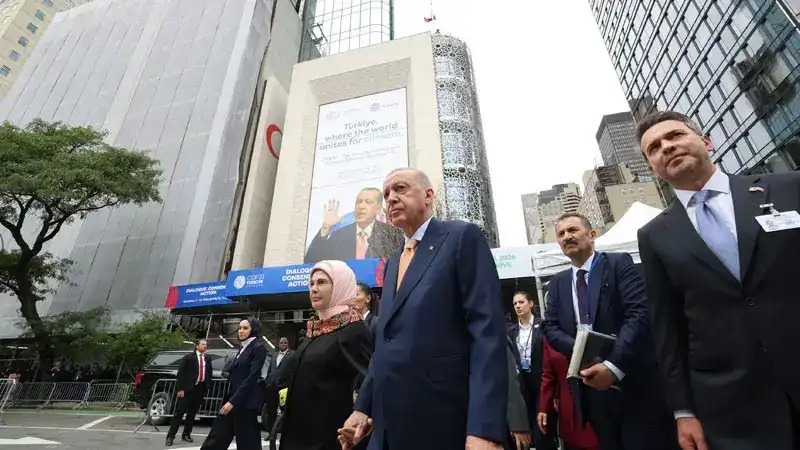 Cumhurbaşkanı Erdoğan ve eşi Emine Erdoğan, BM Genel Merkezi'ne yürüdü