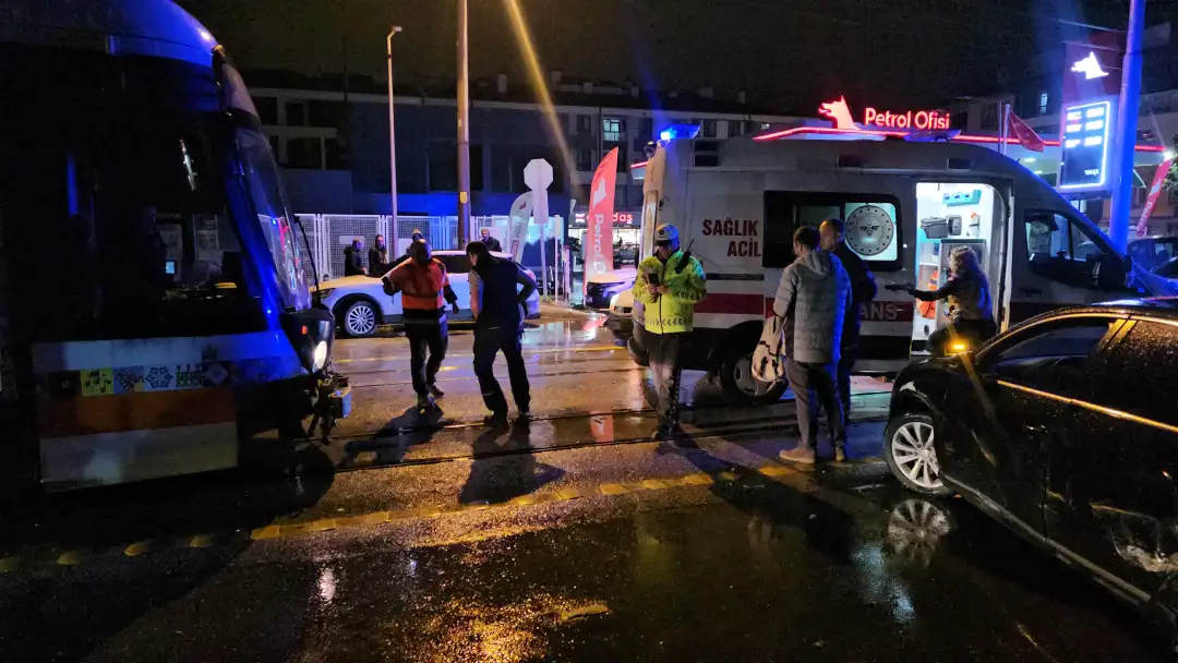 Eskişehir’de tramvayla otomobil çarpıştı; 2 yaralı