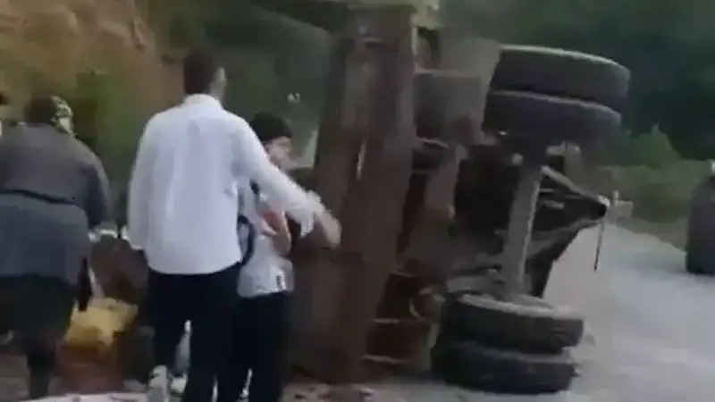 Düzce'de traktör römorku devrildi: 11 yaralı