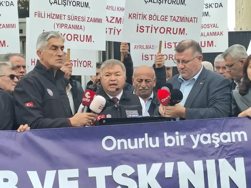 Devlet Memurları Sendikası’ndan TÜİK önünde açıklama