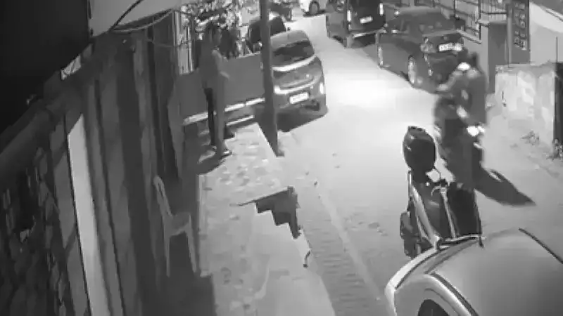 Küçükçekmece'de cinayet anı kamerada; 2 şüpheli yakalandı