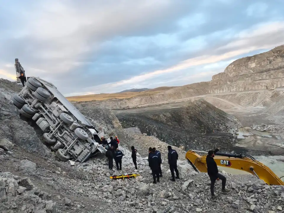 Taş ocağı sahasında devrilen kamyonun şoförü yaralandı