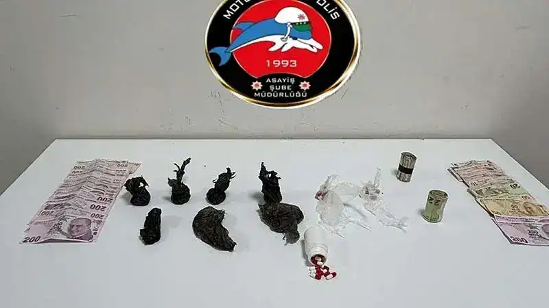İzmir'deki operasyonlarda çeşitli türlerde 14 kilo 576 gram uyuşturucu ile 1486 sentetik ecza ele geçirildi