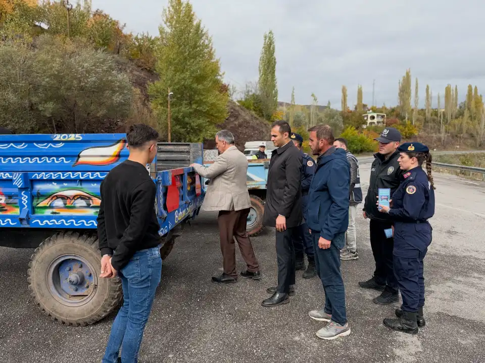 Traktör sürücülerine reflektör dağıtıldı