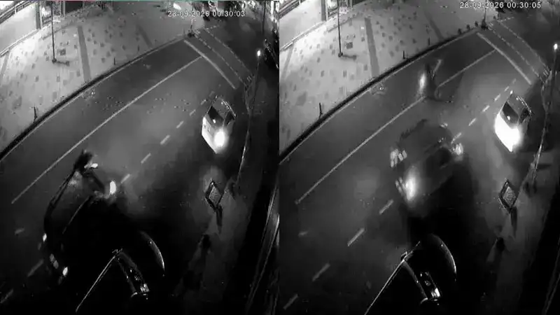 Arnavutköy'de hafif ticari araç ile motosikletin çarpıştığı kaza kamerada: 2 yaralı