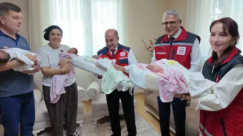 Dördüzleri olan aileye Bakan Göktaş’tan tebrik