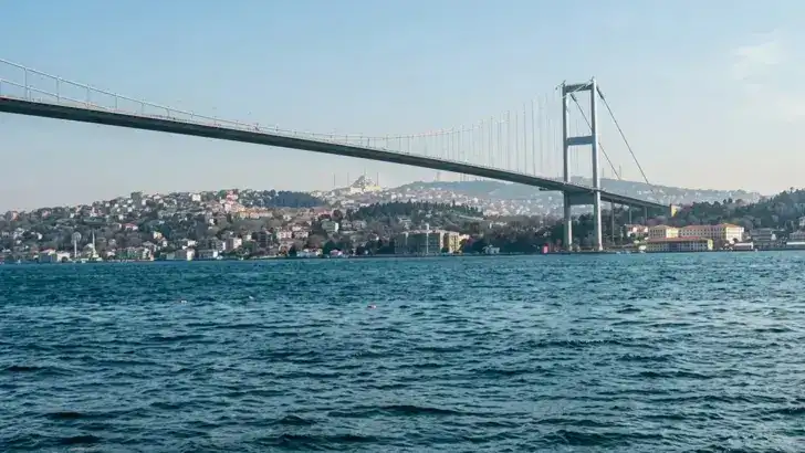 Rusya'da İHA saldırısına uğrayan ‘Nelsa’ isimli tanker İstanbul Boğazı’ndan geçti
