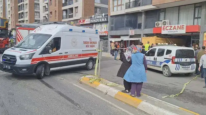 Pendik'te hafriyat kamyonu eczaneye daldı; 7 yaralı