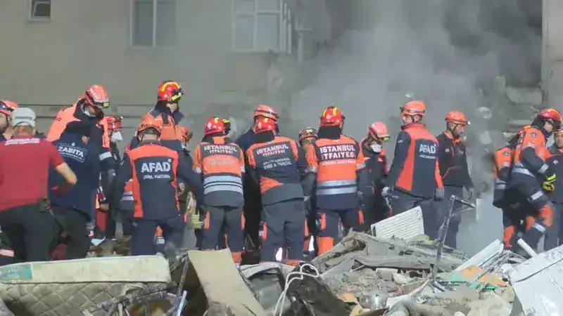 Maltepe’de çöken binada 5 kişi hayatını kaybetti; enkaz kaldırma çalışmaları sürüyor
