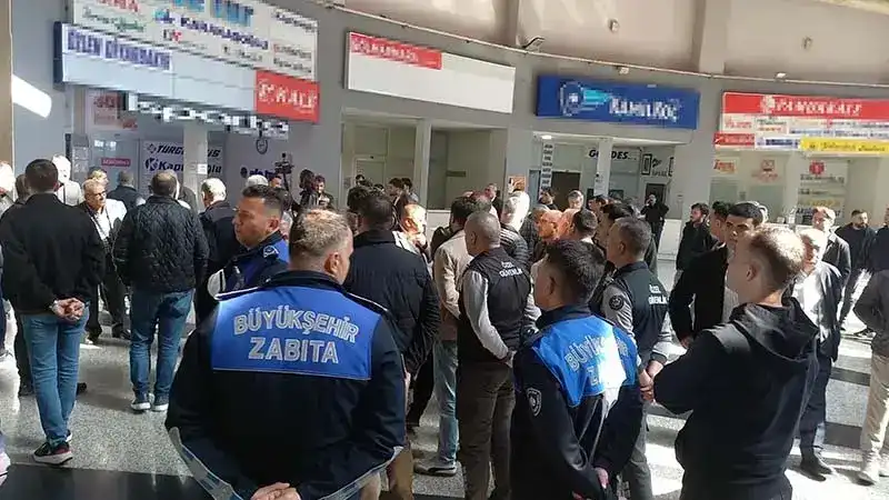 Manisa Otogarı’nda tahliye protestosu; ana giriş kapısı otobüslerle 4 saat ulaşıma kapatıldı