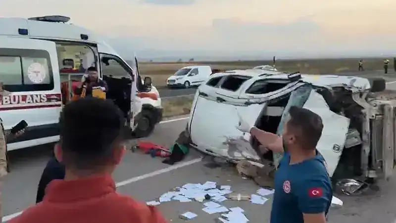 Düğün davetiyesi götürdükleri araç takla attı; 3'ü çocuk 6 yaralı