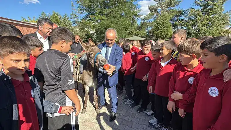 Eşekle Türkiye’yi geziyor, köy çocuklarına kitap ve kırtasiye dağıtıyor
