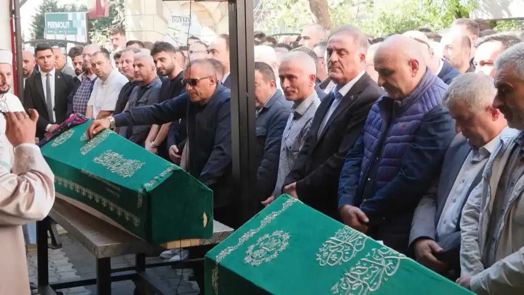 Maltepe’de çöken binada hayatını kaybeden kardeşler son yolculuğuna uğurlandı