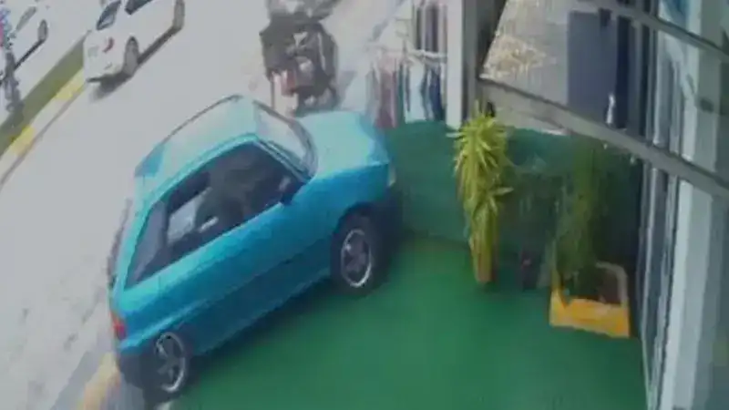 Çorum'da otomobil mağazaya girdi