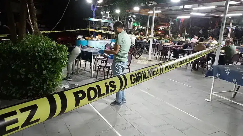 Manisa’da husumetlilerine ateş açtı, başka masadaki kişiyi yaraladı