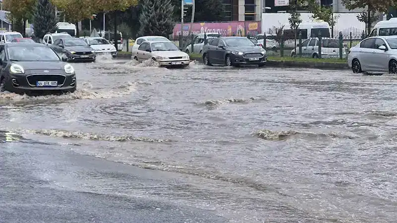 Malatya'da sağanak nedeniyle yollar göle döndü