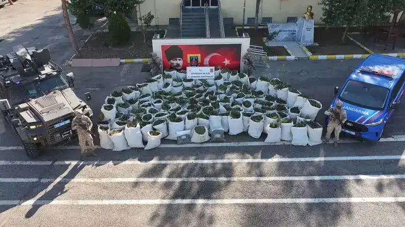 Diyarbakır'da 2, 2 ton esrar ele geçirildi: 3 tutuklama