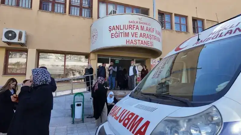 Yaprak sarması yiyen 12 öğrenci, zehirlenme şüphesiyle hastaneye kaldırıldı