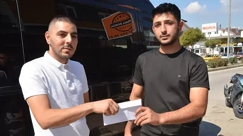 Parasını düşüren motosikletliye sanal medyadan ulaşıp teslim etti