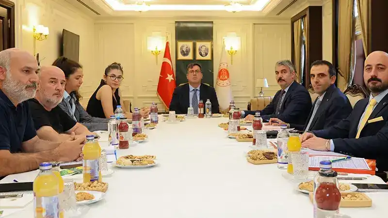 Adalet Bakan Yardımcısı Tuncay, depremde yakınlarını kaybeden ailelerle görüştü