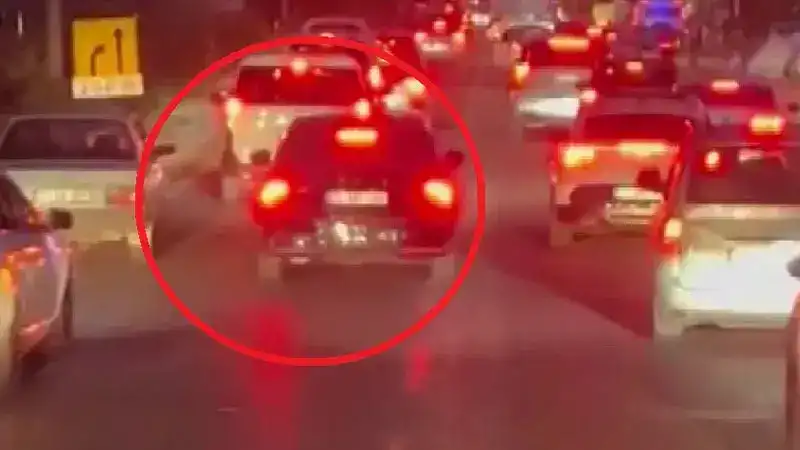 Otomobilin, ihbara giden itfaiye aracının önünde ilerlediği anlar kamerada