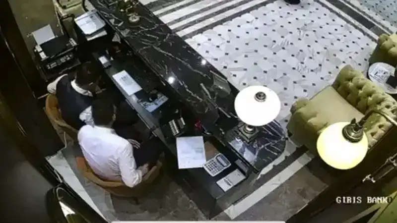 Fatih'te çalıştıkları oteli 1 milyon dolar zarara uğratıp butik otel almışlar; 5 şüpheli tutuklandı