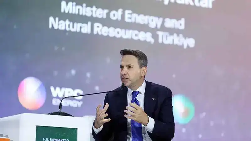 Bakan Bayraktar, Suudi Arabistan'da: Geniş kapsamlı iş birliği sayesinde enerji piyasalarının dayanıklılığını gösterebiliriz