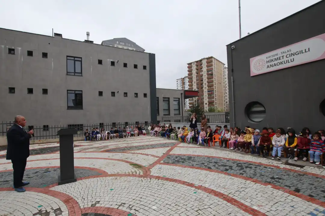 Kayseri’de anaokulunda eğitimli köpeklerle gösteri düzenlendi