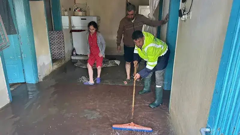 Mersin'de sağanak; ev ve iş yerlerini su bastı, yollar göle döndü