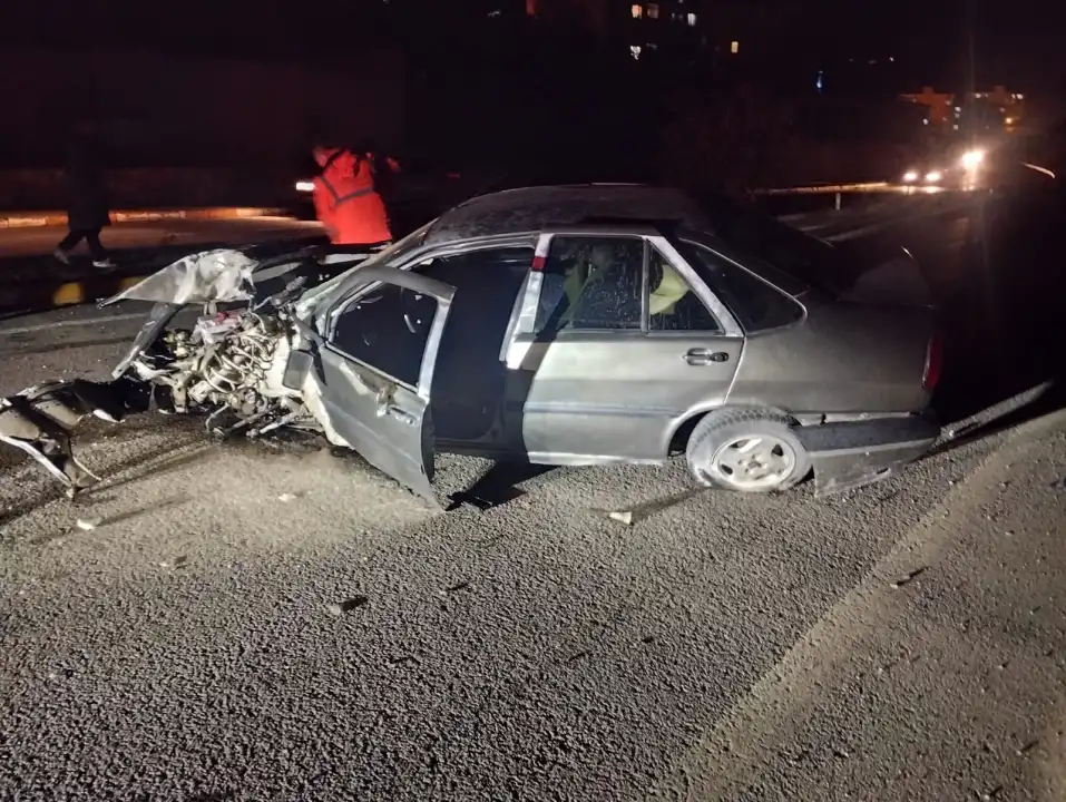 Aydınlatma direğine çarpan otomobilin sürücüsü yaralandı
