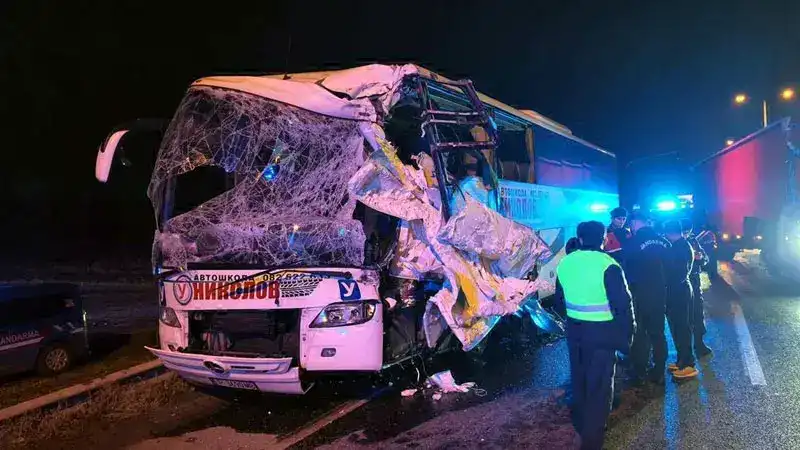 Edirne'de tur otobüsü, TIR'a çarptı: 10 yaralı